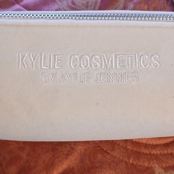 Kylie Cosmetics - Picture 2 of 6